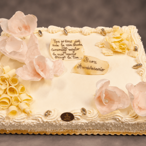 Torta anniversario elegante con fiori pastello-pasticceria-saint-honore