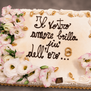 Torta nuziale con fiori e oro-pasticceria-saint-honore